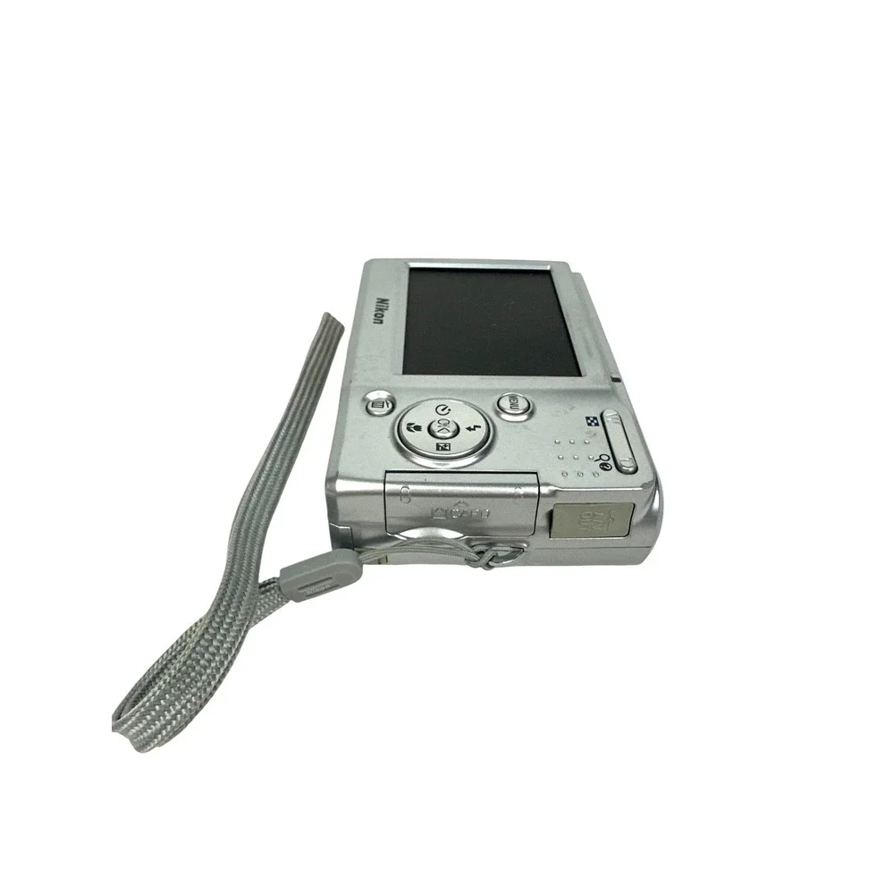 Nikon Coolpix L14 Digital Camera 7.1 MP LCD 3x Zoom Silver Untested 2.4